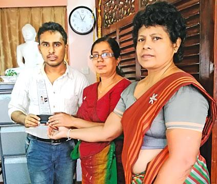 The readers’ award for Andonawa  being presented to Priyankara last Tuesday by the Chief Librarian and the Deputy Librarian of the Public Library Colombo.  