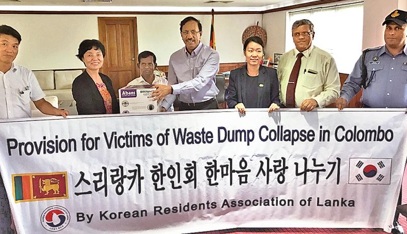 A member of the Korean Association makes a token presentation of a rice cooker.