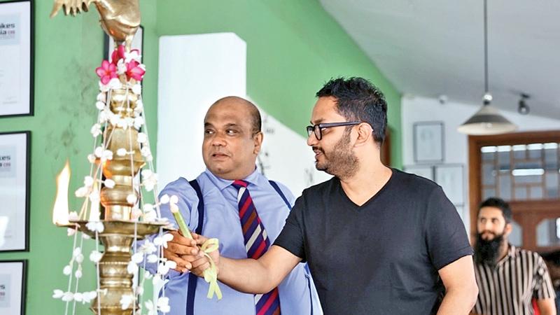 Managing Director, Leo Burnett Sri Lanka, Ranil de Silva and Chief Creative Officer, Leo Burnett, South Asia, Raj Deepak Das light the oil lamp.