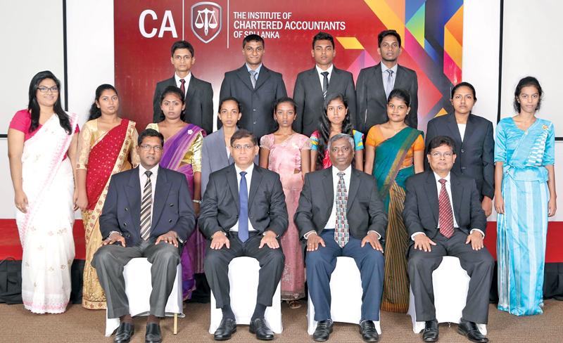 The six merit prize winners and the nine subject prize winners with CA Sri Lanka President Lasantha Wickremasinghe, Vice President Jagath Perera, Chief Executive Officer Aruna Alwis and Director, Examinations, Prasanna Liyanage     