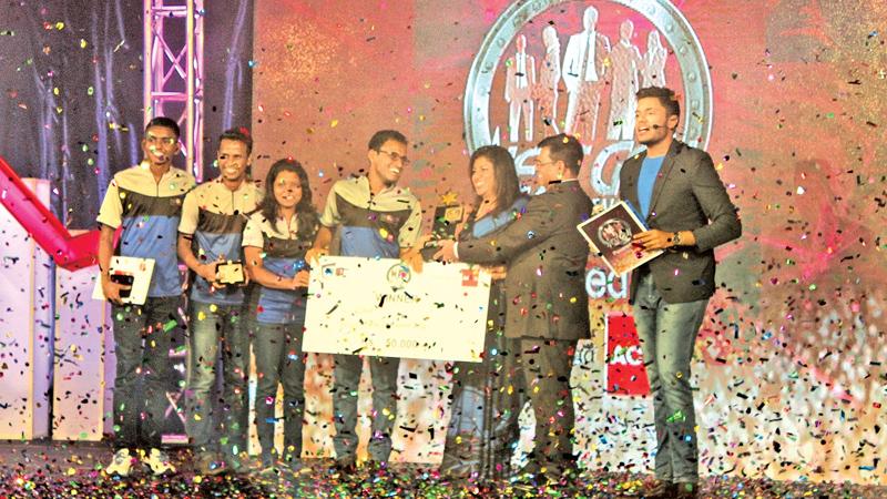 The CA Sri Lanka Students Society Team receive the award. Head, ACCA Sri Lanka, Nilusha Ranasinghe looks on.
