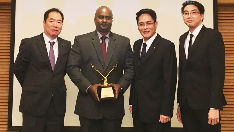From left: Head of Marketing/Assistant Vice President John Keells Group, Malik Edwin with the award. (From left): General Manager, Toshiba TEC Singapore, Takeshi Kimura, Regional Manager, Toshiba TEC Singapore, Philip Wu and Country Manager, Toshiba TEC Singapore, Aaron Wong look on.