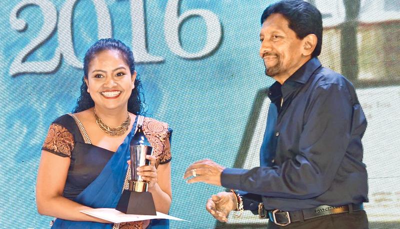 Isuri Kaviratne receiving her award from Ranjith Wijewardene