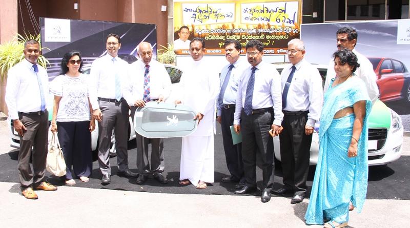 Chairman of Carmart, Senake Amerasinghe presents the keys of the two vehicles to Minister Chandima Weerakkody at the Ministry premises. Also present were (from left): DGM Marketing of Carmart, Uditha Obeysekere, Director of Carmart, Mrs. Rukmani Amerasinghe, CEO, Carmart, Yasendra Amerasinghe and officials.