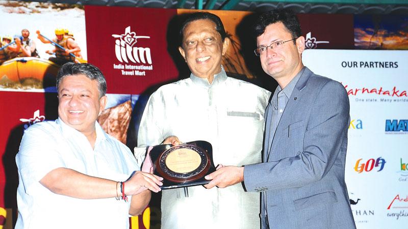  Minister John Ameratunge receives the award for ‘MICE Destination of the Year’ at IITM.   