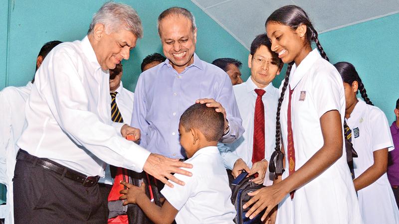 Prime Minister Ranil Wickremesinghe, Minister of Law and Order and Southern Development, Sagala Ratnayaka, Huawei Sri Lanka CEO Shunli Wang handing over the donations.