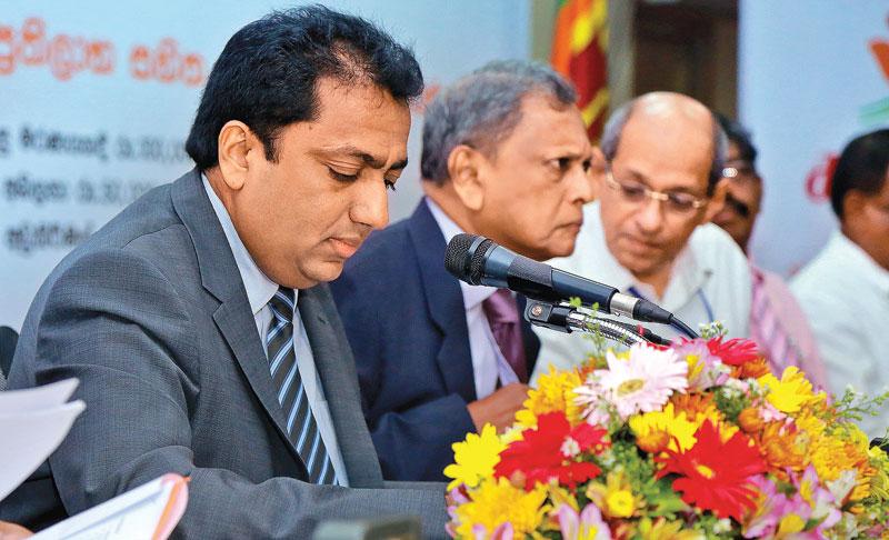 Education Minister Akila Viraj Kariyawasam and Sri Lanka Insurance Chairman Hemaka Amarasuriya at the media briefing. 