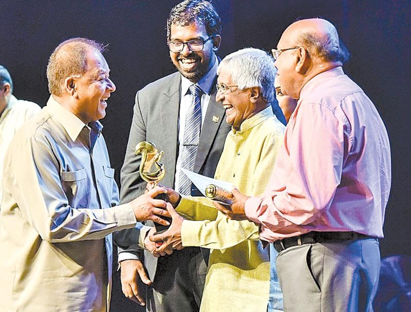 Here Dr Amunugama receiving the award from Prof. Sunil Ariyaratne.