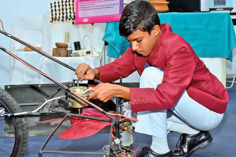 A schoolboy demonstrates his innovation at ‘Sahasak Nimavum 2017’ which conluded yesterday. PICTURE: GAYAN PUSHPIKA