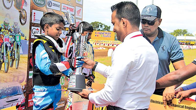 Saumya Fernando, Asst. Brand Manager, Ritzbury Champ, presenting the trophy to the Champion Binuka Ratnayake in the 5 - 10 years category  
