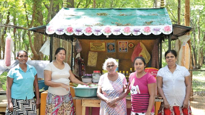 “The earth laughs with flowers”. Yamuna and the other stall-holders