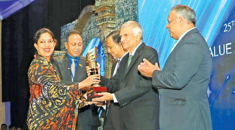 Group Managing Director Sheamalee Wickramasingha receives the award from Prime Minister Ranil Wickremesinghe.
