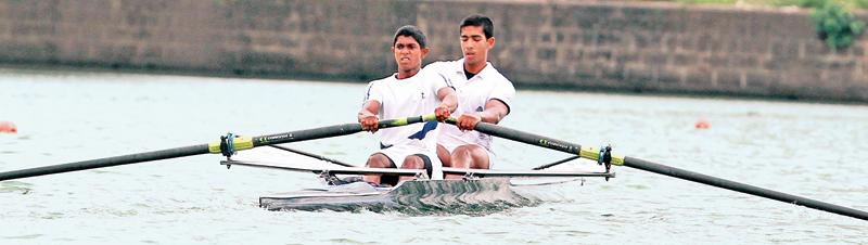 Daraka Peiris and Kavindu Mediwake of S. Thomas’ College row their way to victory in the boys under 20 qualifying event.  (Picture by Sulochana Gamage)     