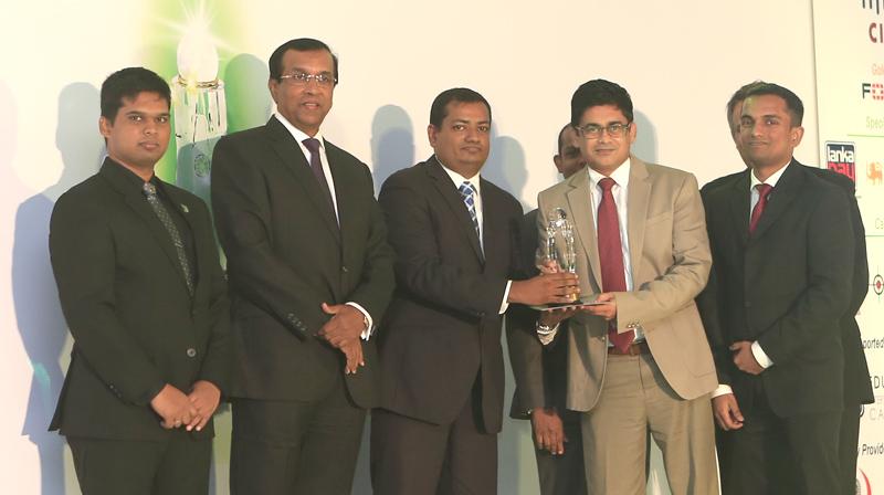Eranga Wickramasinghe - Team Leader, System Engineering of Sri Lanka & Maldives, handing over the award to Mangala Wickramasinghe - Head of Electronic Delivery Channels of HNB.  Lakmal Embuldeniya, Executive Committee Member of BCS Sri Lanka Section, Jayantha De Silva, Third Chairman BCS The Chartered Institute for IT Sri Lanka Section, Gerald Vethanayagam - Cisco Country Manager for Sri Lanka and Maldives and Duminda Karunaratne Executive, Digital Strategy and Solutioning of HNB also in the picture.   