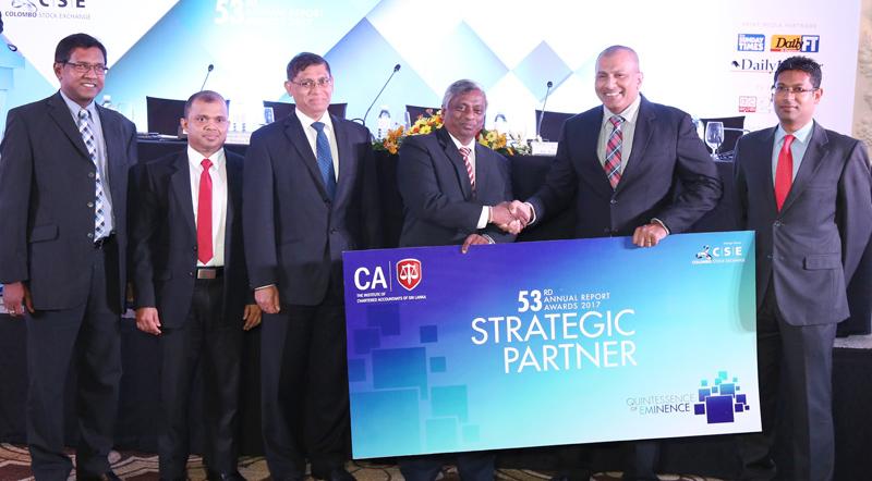 Chairman of CSE, Ray Abeywardena hands over the sponsorship cheque to CA Sri Lanka President Lasantha Wickremasinghe. Also in the picture are CA Sri Lanka’s vice president, Jagath Perera, Chairman - Annual Report Awards Committee, Sanjaya Bandara, CEO, Aruna Alwis.
