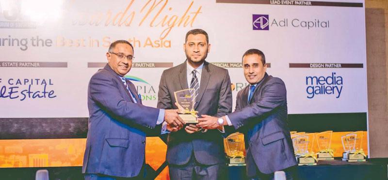 Head of Islamic Business Division, Ilsam Awfer and DGM, Branch Network, Jude Anthony receive the award.  