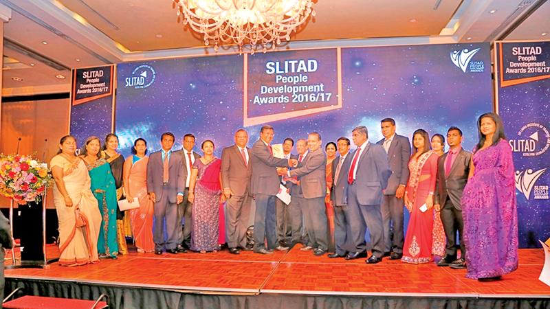 Lake House, General Manager Abhaya Amaradasa, Deputy General Manager, (Human Capital) Narada Sumanaratne and members of the Human Capital team of Lake House with the SLTAD People’s Award.