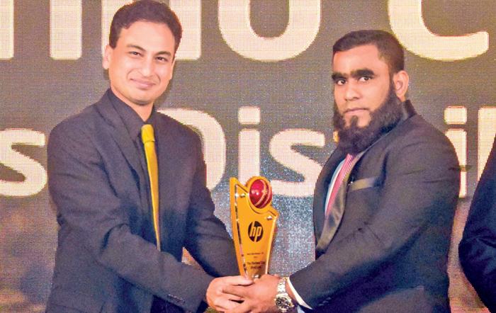 Managing Director Fahmy Ismail receives the ‘Best Distributor – PC’ award  from Regional Account Manager (APJ) at Intel Corporation, Anup Agrawal.