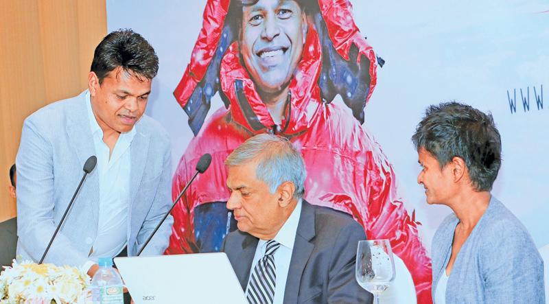 Johann Peries with Prime Minister Ranil Wickremesinghe and Jayanthi Kuru-Utumpala at the campaign launch (Pic Saman Sri Wedage). 