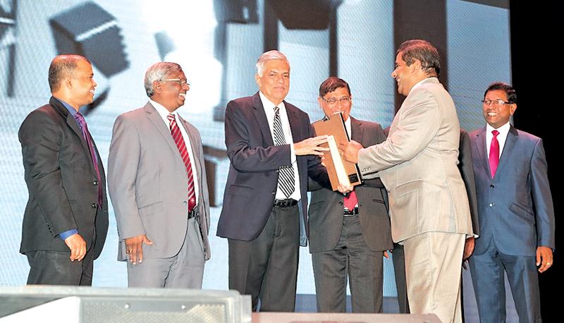 Director/CEO of Seylan Bank Kapila Ariyaratne receiving the award from  Prime Minister Ranil Wickremesinghe    