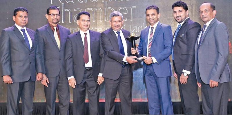 (From Left) Deepthi Lamahewa, Deputy Programs Director, World University Service of Canada and Deepal Nelson, Secretary, The National Chamber of Commerce, presenting the Award to Eksath Wijeratne, Group General Manager of Browns Hotels & Resorts. Also in the picture are Nilusha Fernando, Chief Accountant, The Eden Resort & Spa, Jeewantha Perera, Finance Manager, Browns Hotels & Resorts and Prasanna De Alwis, Resident Manager, The Eden Resort & Spa.    