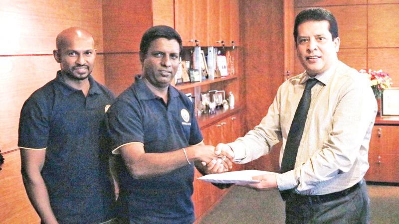 Image Lakshman Silva – CEO, DFCC hands over applications to Hemapriyantha Basnayake and Nishantha Samarasinghe from the National Eye Bank.   