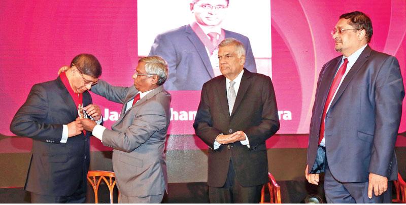 Outgoing President Lasantha Wickremasinghe formally inducts  Jagath Perera as the 24th President of CA Sri Lanka in the presence of Prime Minister Ranil Wickremesinghe and the institute’s Vice President Manil Jayesinghe.   