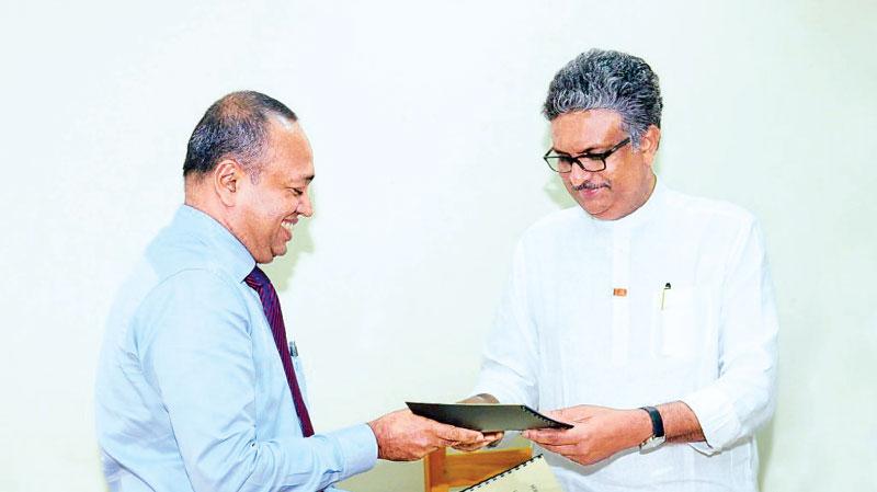 Assistant General Manager, Human Resources, Sampath Bank Lalith  Weragoda (on left) exchanges the MoU with Vice Chancellor of the University of Sri Jayewardenepura, Prof. Sampath Amaratunge.     