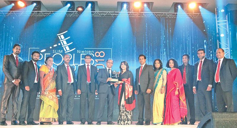The Bank’s General Manager/CEO Senarath Bandara receiving the ‘Peoples Service Brand of the year’ award (middle). The Bank’s Chief Marketing Officer Dr. Indunil Liyanage, Deputy General Manager Sales and Channel Management C. Amarasinghe, Assistant General Manager Marketing Priyal Silva and officials of the Bank’s Marketing and Business Development department are also present.   