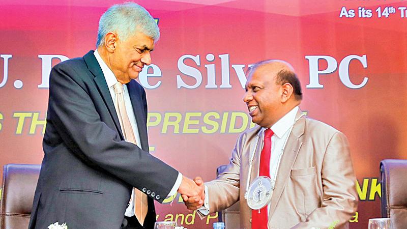 Premier Ranil Wickremesinghe congratulates U.R. De Silva PC, on his induction as BASL President for 2017/2018 (Pic: Chinthaka Kumarasinghe)
