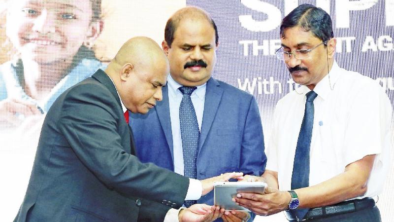 (From Left) Sunil Hettiarachchchi, Secretary – Ministry of Education, P. G. Kumarasinghe Sirisena, Chairman – Sri Lanka Telecom & Mobitel and Dr. Sarath Amunugama, Deputy Director General, Public Health Services officially launching the ‘DengueFreeChild’ app.  