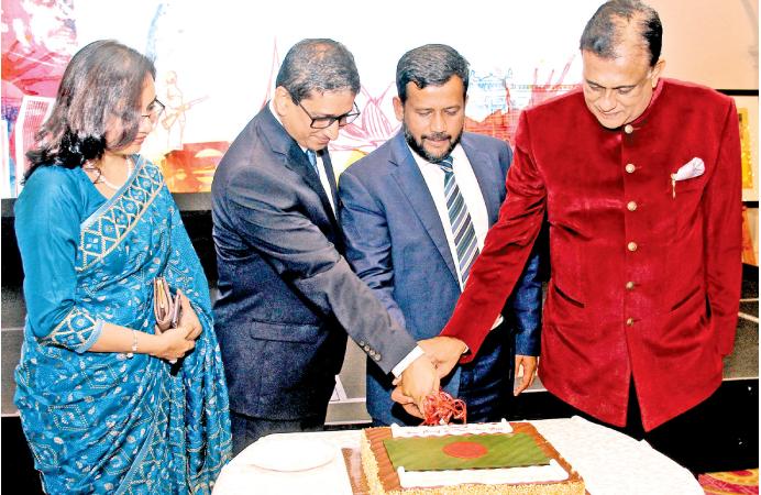 Minister Rishad Badurdeen, Bangladesh High Commissioner M. Riaz Hamidullah and Governor Rohitha Bogollagama. 