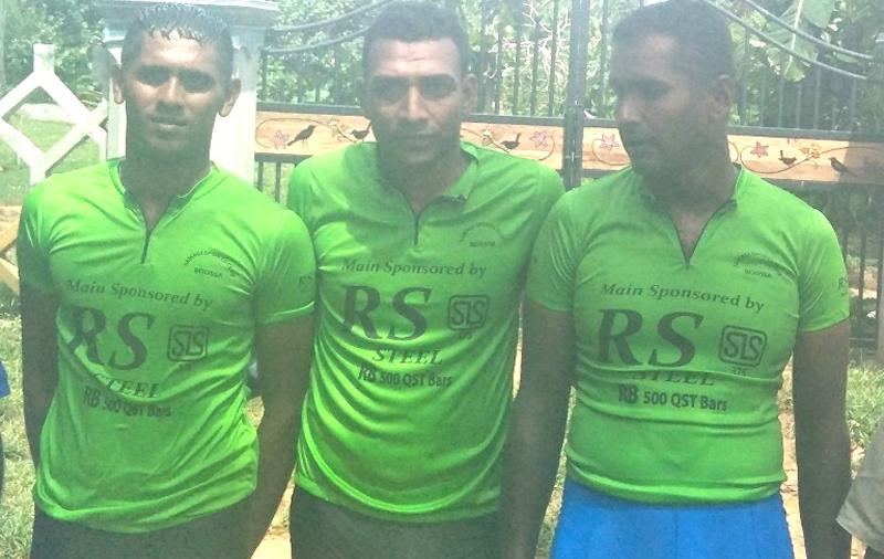 Winner of ‘Samagi Cycle race 2018’ Jeewan Jayasinghe (center) flanked by the two runners up. First runner up Sanath Jayasinghe (Army-left) and second runner up Nishantha Perera (Dehiwala Mt. Lavinia Municipal Council)  