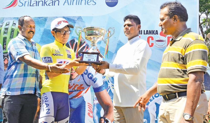 Yasuhara Nakajima receiving the overall Champions Trophy from Negombo Mayor Dayan Lansa