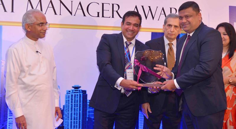 Riaz Hassen presents award to Paduma Subasinghe, Senior Vice President at Browns & Company PLC     