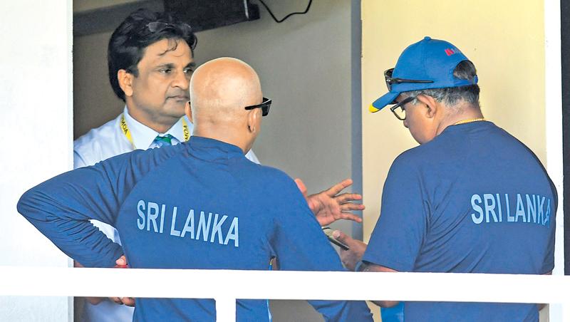 Sri Lanka manager Asanka Gurusinha (right) and coach Chandika Hathurusinghe talk to match referee Javagal Srinath    
