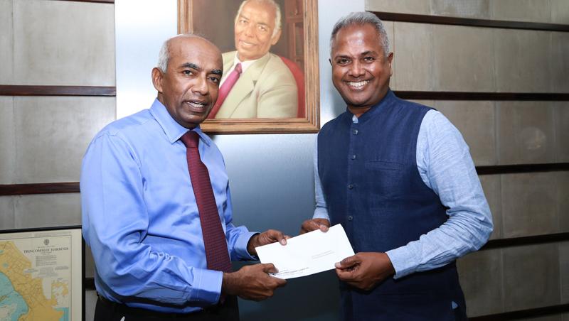 Kushil Gunasekera (right) Founder/Chief Trustee of the Foundation of Goodness accepting the sponsorship cheque from S.R. Gnanam, Managing Director of Tokyo Cement Company (Lanka)   