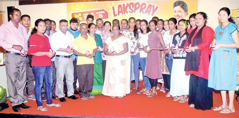 The winners of ‘Lakspray Gruhaniyanta Ran Dayada’ program. Pic: Chaminda Niroshana 