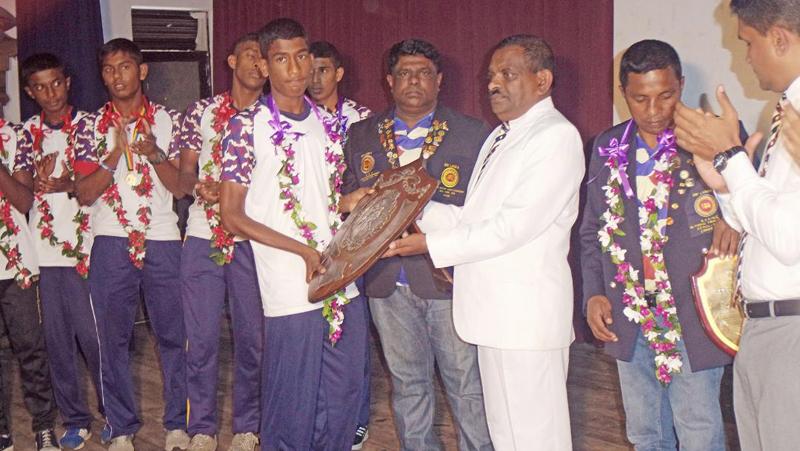 Chamath Kapukotuwa, the captain of the victorious boxing team receiving the Stubbs Shield from the principal of the school P.G.S. Bandara. Coach Bandula Gamage, assistant coach, MMD Paris and the president of the Old Boys Union of St.Sylvester’s J.G.Tilakasiri are also in the picture  Pic: Upananda Jayasundera  