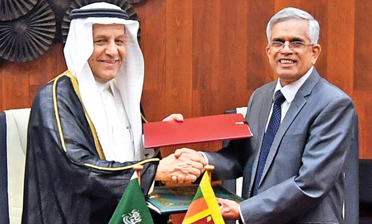 Dr. R.H.S. Samaratunge and Yousef Ibrahim Al Abdulrahman Al Bassam exchange the agreement. 