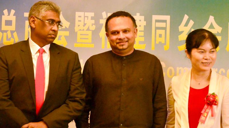 Ministers Faizer Mustapha and Navin Dissanayake with a Fujian Chamber official. Picture by Vipula Amarasinghe 