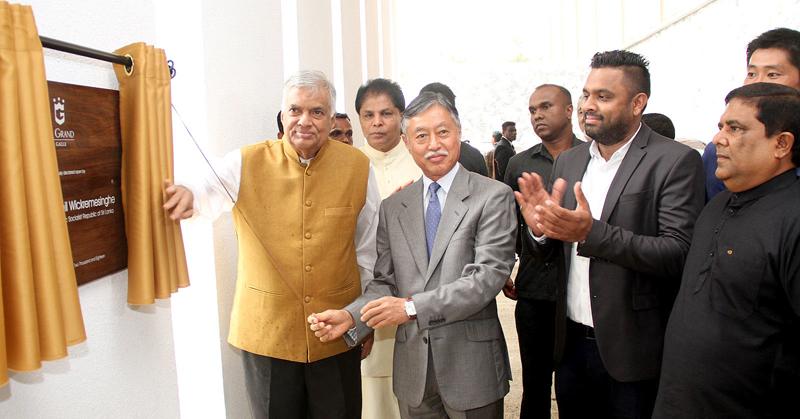 Prime Minister Ranil Wickremesinghe unveils the plaque to mark the opening of the hotel.