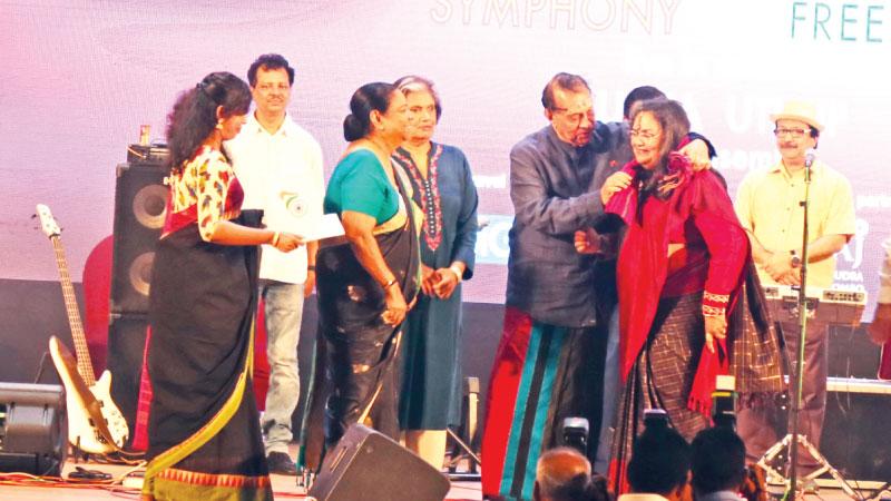 Chief Guest Speaker Karu Jayasuriya honouring to the legendary singer Usha while Former President Chandrika Kumaratunga, Indian High Commissioner Taranjit Singh and Mrs.Karu Jayasuriya look on. Pix: Thilak Perera