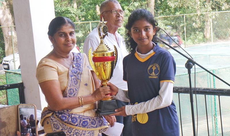 Nipuni Chandrasekera the captain of the winning Mahamaya Golds team receiving the trophy from Indra Withanachchi