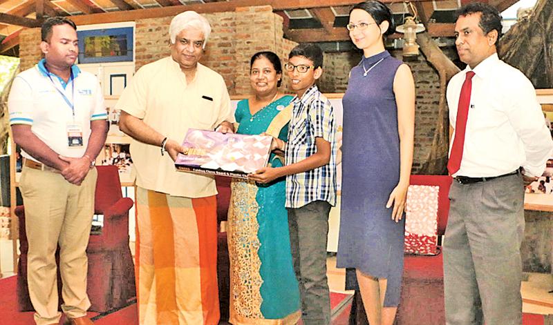 Arjuna Ranatunga, Minister of Petroleum Resources Development presenting a chess board to Methnula Hewawasam. Others in the picture are from left: Thilan Rangana, Chairman of SPORTSINFO, Suneetha Wijesuriya, President of the Anatoly Karpov Chess Club, Anastasia Khokhlova, First Secretary of the Embassy of the Russian Federation and the Director of the Russian Centre in Colombo and Buddhapriya Ramanayake     