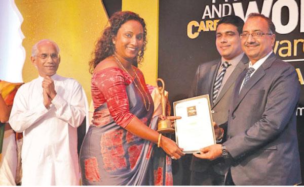 Vidumini Ranasinghe receives the award