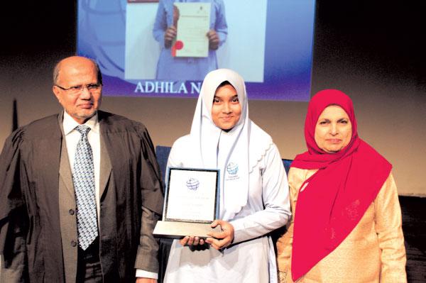 'Hejaazite of the Year', Aadhila Nazeer with her award