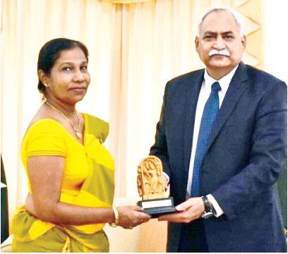 Director SCC Ms. D.K.R. Ekanayake presenting memento to Pakistan HC