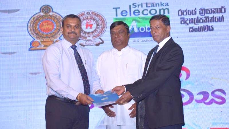 Launch of the ‘Wayamba School Internet Project’ (from left): Mobitel General Manager Enterprise Business Prabhath Gamage, Chief Minister of the North Western Province Dharmasiri Dasanayake and Secretary M.A.B. Vijitha Bandaranayake.   