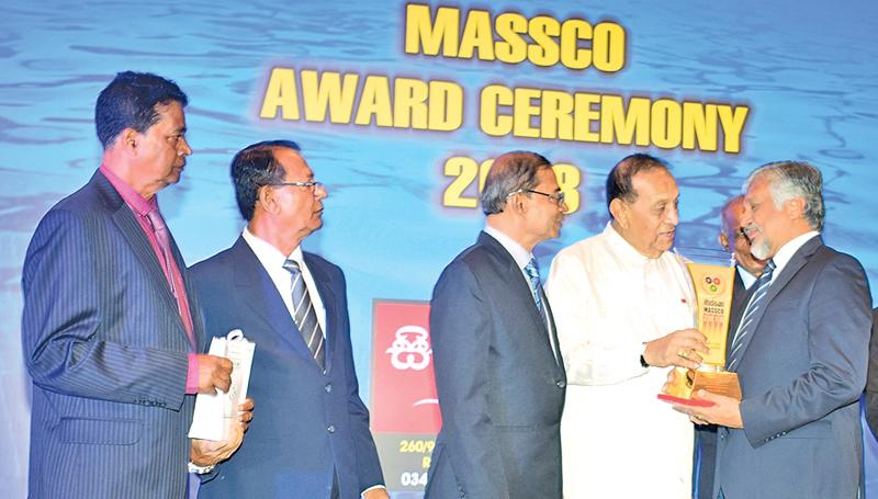 Capt. Ajith Peiris Chairman of CINEC receives the MASSCO Award from Speaker Karu Jayasuriya